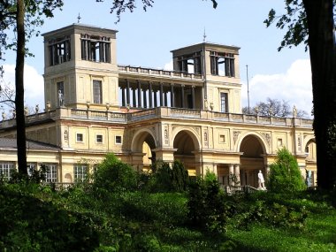 Sichtachse zur Orangerie im Mai